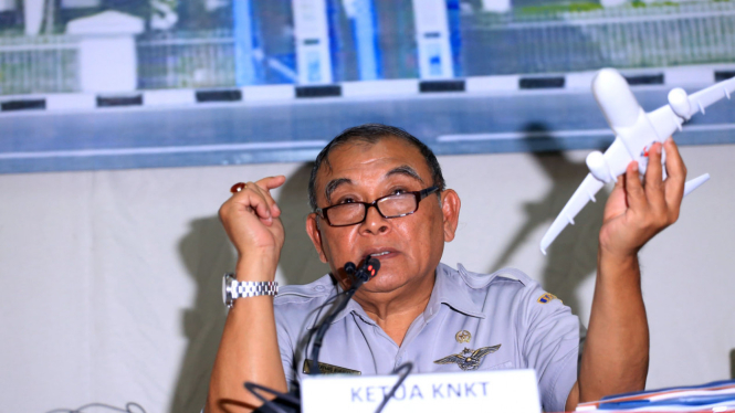 Ketua KNKT Tatang Kurniadi  di Laporan Awal Investigasi Air Asia