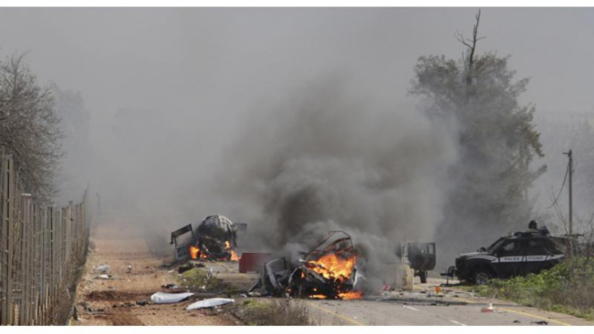 Kendaraan terbakar di desa Ghajar, perbatasan Israel-Lebanon, 28 Januari 2015