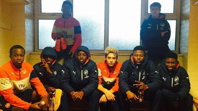 Brooklyn Beckham (tengah) bersama tim Arsenal U-16
