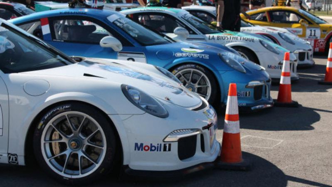 Mobil balap Porsche 911 GT3 Cup