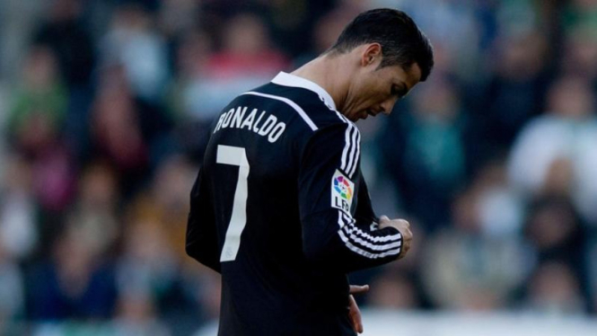 Pemain Real Madrid, Cristiano Ronaldo, usai dikartu merah