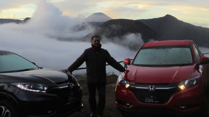 Presiden Direktur PT Honda Prospect Motor, Tomoki Uchida, diapit mobil HR-V