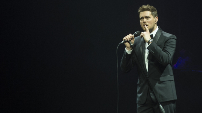 Michael Buble hibur penonton saat konser di Indonesia.