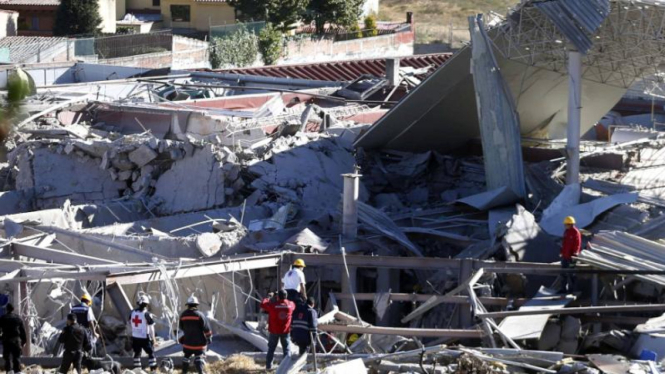 Penyelamat melakukan pencarian korban di reruntuhan rumah sakit Mexico City