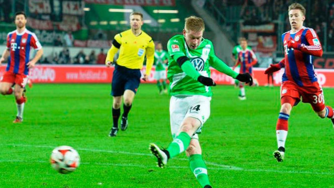 Pemain Wolfsburg, Kevin De Bruyne mencetak gol ke gawang Bayern Munich