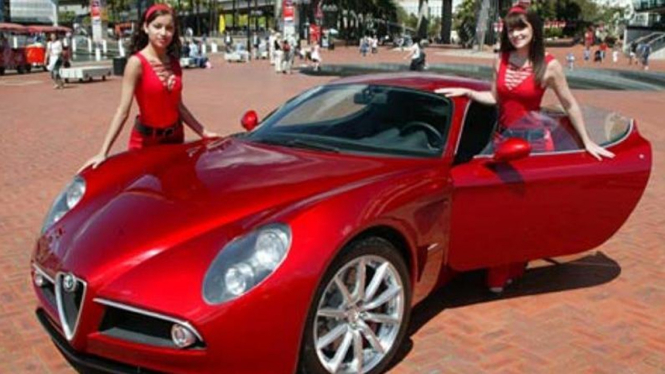 Dua gadis cantik bersama Alfa Romeo 8 C.