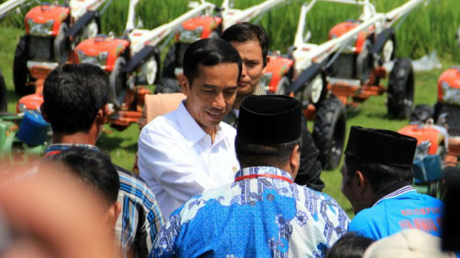 Presiden Joko Widodo bagikan traktor tangan kepada petani di Ngawi, Jawa Timur.