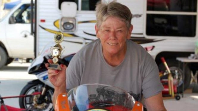 Peck Mardelle, pembalap wanita berusia 68 tahun.