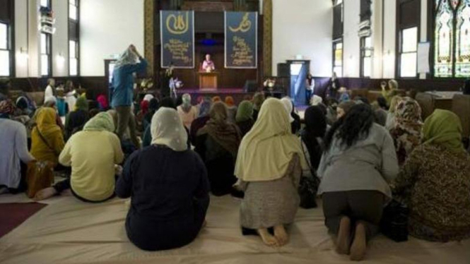 Suasana salat Jumat di masjid khusus wanita di Los Angeles.