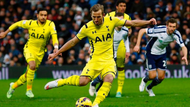 Penyerang Tottenham Hotspur, Harry Kane menendang penalti