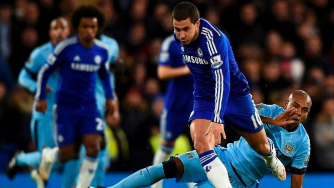 Winger Chelsea, Eden Hazard dihadang gelandang Manchester City, Fernandinho