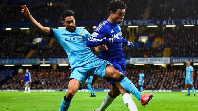 Penyerang Chelsea, Loic Remy dihadang bek Manchester City, Gael Clichy