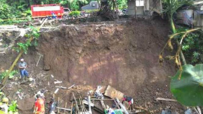 Jalan Lintas Sumatera di Lampung Ambles akibat Longsor