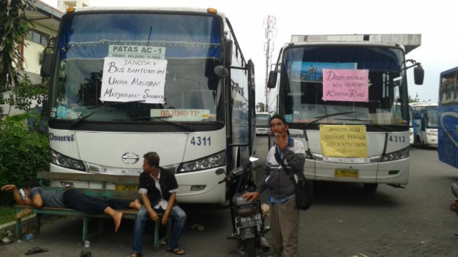Sopir bus Damri di Surabaya saat menggelar mogok kerja