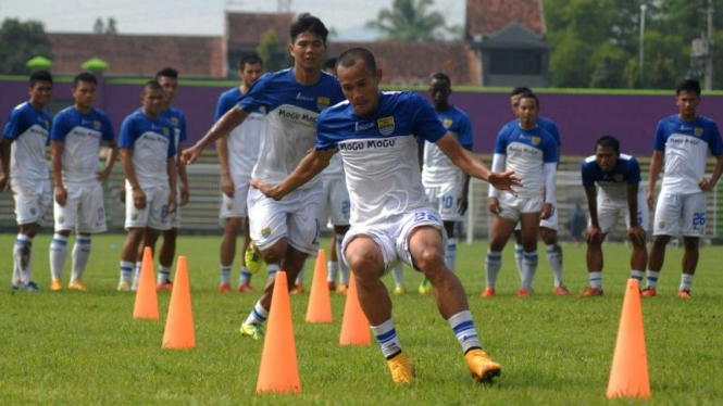 Pemain Persib Bandung dalam sesi latihan.
