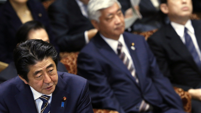 Wajah Sedih Perdana Menteri Jepang Shinzo Abe 