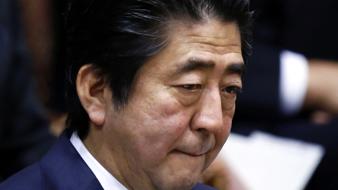 Wajah Sedih Perdana Menteri Jepang Shinzo Abe