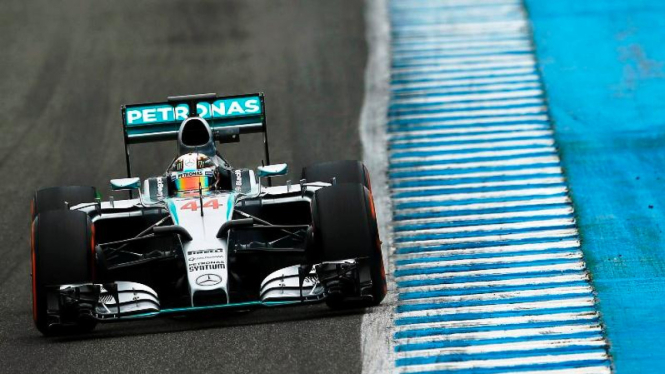 Pembalap Mercedes, Lewis Hamilton saat melakoni tes di Sirkuit Jerez