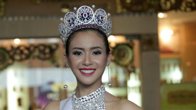Puteri Indonesia 2014 Elvira Devinamira