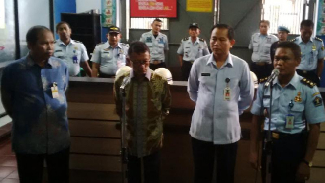 Ditjen Pajak Surabaya saat menitipkan penunggak pajak di LP Surabaya