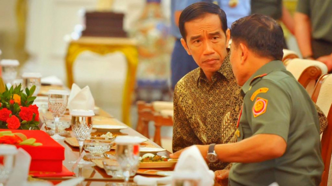Presiden Joko Widodo berbincang dengan Panglima TNI Jenderal Moeldoko