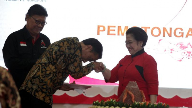 Presiden Joko Widodo berjabat tangan dengan Ketua Umum PDIP Megawati
