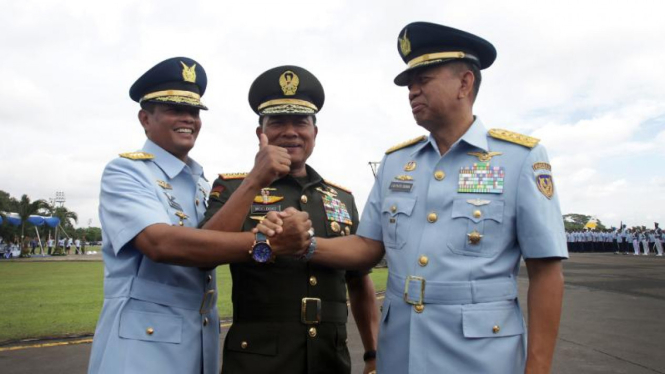 Panglima TNI Moeldoko, Agus Supriatna dan mantan KASAU Putu Dunia