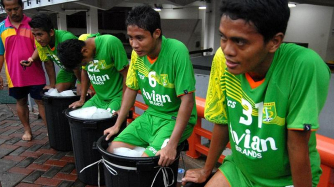 Pemain Persebaya Surabaya sedang terapi gunakan es.