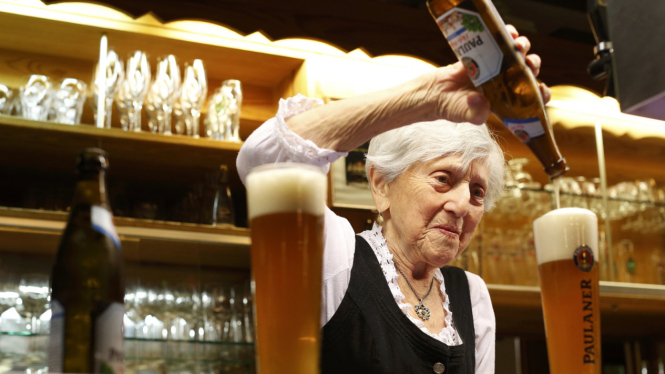 Nenek 91 Tahun Bekerja Sebagai Pelayan Restoran