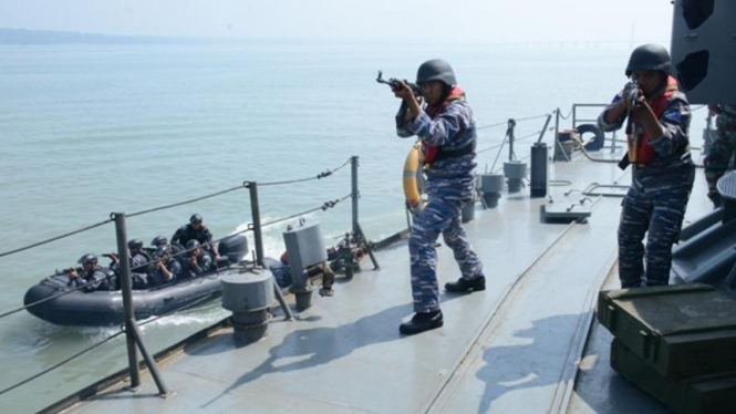 Personel TNI Angkatan Laut saat menggelar latihan menghadapi kejahatan di atas kapal beberapa waktu lalu. 