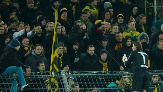 Kiper Borussia Dortmund, Roman Weidenfeller menghampiri fans