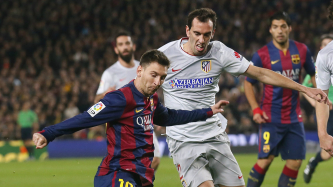 Pemain Barcelona Lionel Messi dan pemain Atletico Madrid Diego Godin di stadion Camp Nou.