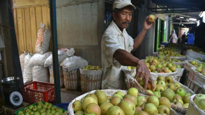 Pedagang apel di Pasar Besar Kota Batu