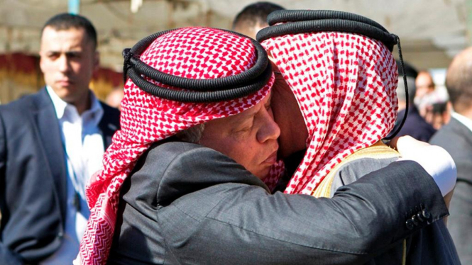 Raja Yordania Abdullah memeluk ayah pilot yang dibakar ISIS