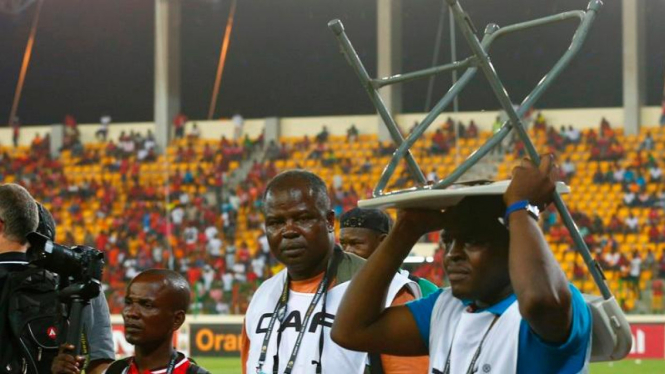 Salah seorang fotografer Piala Afrika amankan kepalanya dari lemparan