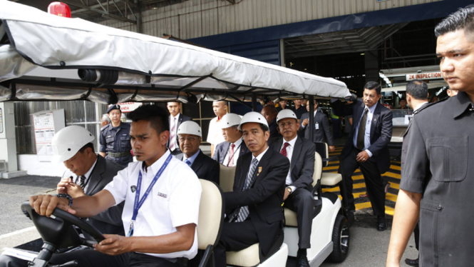 Jokowi kunjungi pabrik Proton