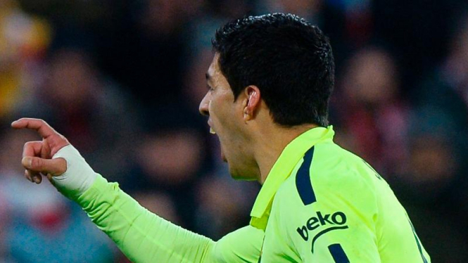 Pemain Barcelona, Luis Suarez, usai cetak gol