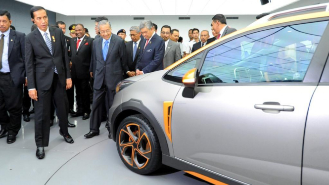 Presiden Joko Widodo Jokowi tinjau pabrik Proton Malaysia