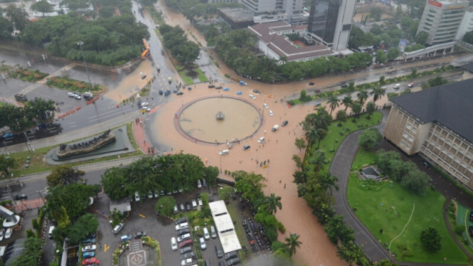 Banjir Genangi Jalan Protokol di Jakarta