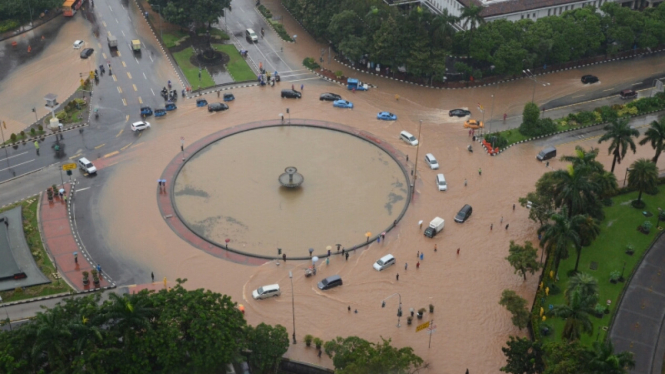 Banjir Genangi Jalan Protokol di Jakarta
