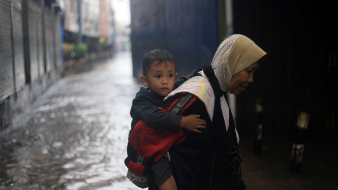 Banjir Genangi Kawasan Pertokoan Pasar Baru