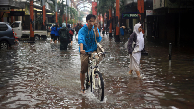 Banjir Genangi Kawasan Pertokoan Pasar Baru