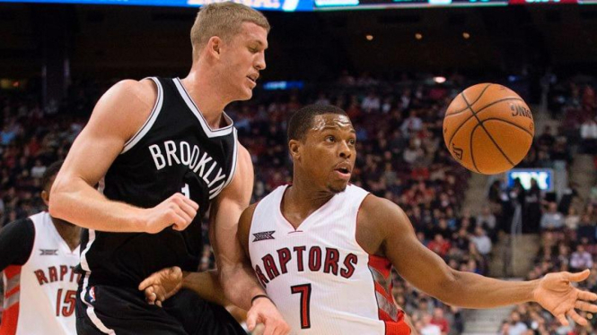 Pemain Brooklyn Nets, Mason Plumlee (kiri) di laga NBA