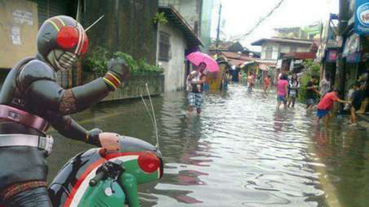 Meme Lucu Banjir Jakarta Meme Super Hero Ksatria Baja Hitam Yang Berada Disebuah Jalan Yang Terkena Banjir Meme Lucu Banjir Jakarta Meme Super Hero Ksatria Baja Hitam Yang Berada Disebuah Jalan Yang Terkena Banjir