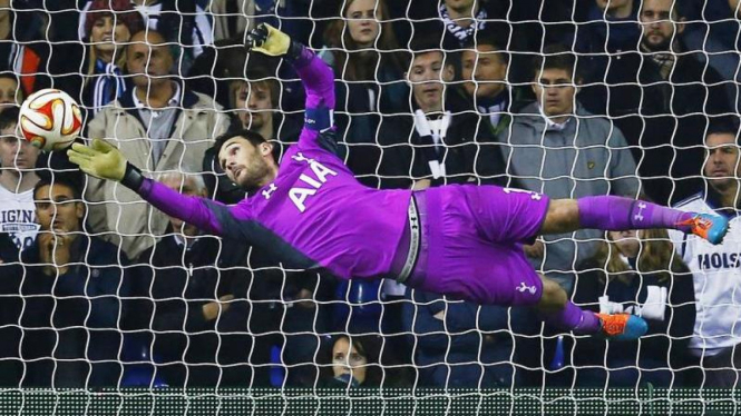 Aksi kiper Tottenham Hotspur, Hugo Lloris