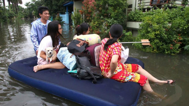 Satu keluarga di Periuk Tangerang mengungsi dari rumah mereka karena banjir