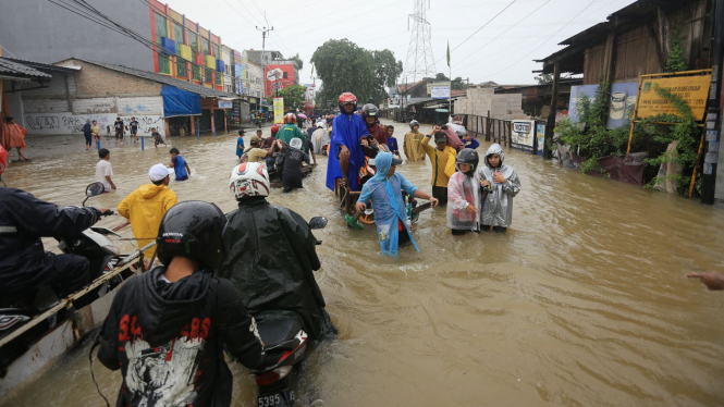 Banjir di Cileduk Setinggi Paha Orang Dewasa