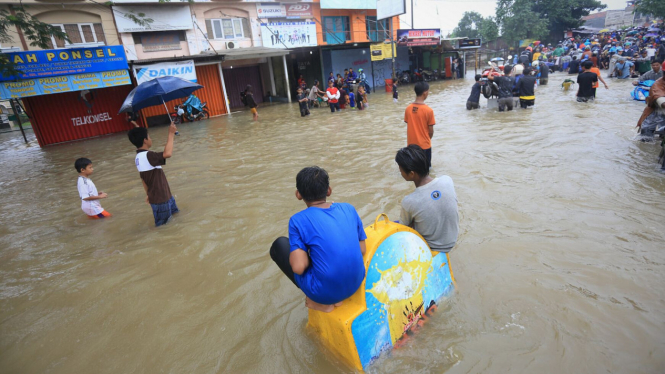 Banjir di Cileduk Setinggi Paha Orang Dewasa