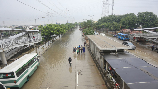 Banjir di Jalan Daan Mogot Putuskan Arus Aktifitas