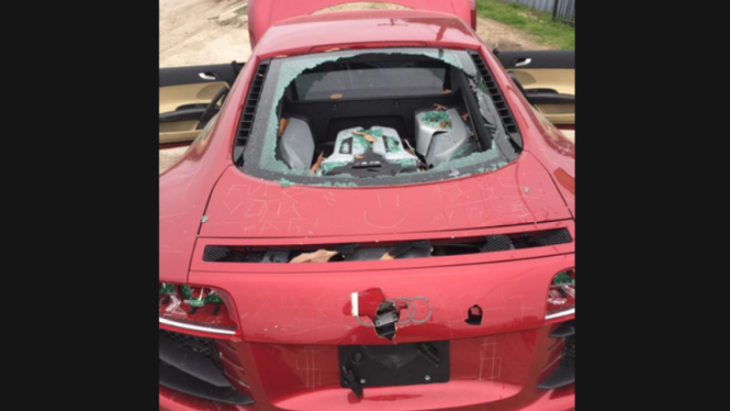 Audi R8 yang hancur akibat kemarahan istri.